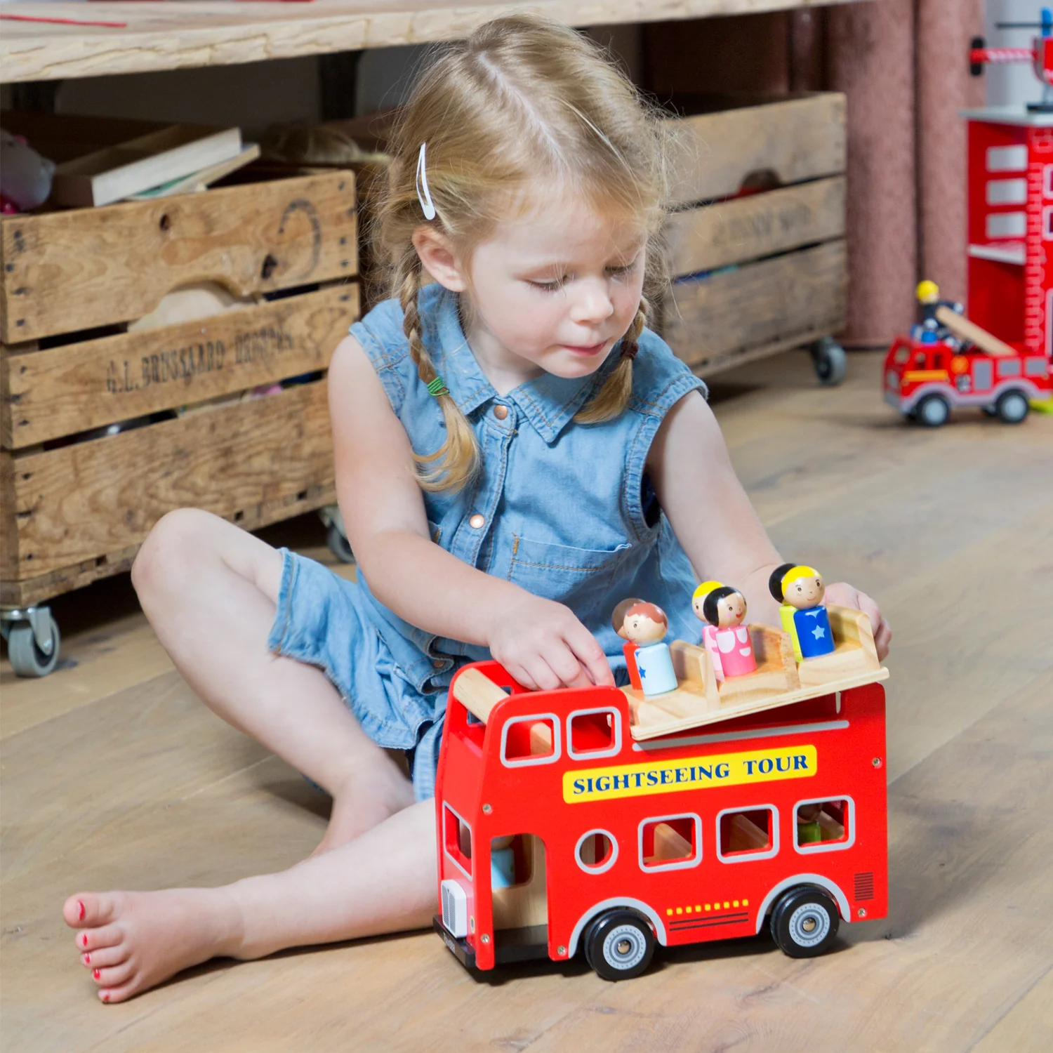 New Classic Toys Červený městský autobus + 9 figurek cestujících