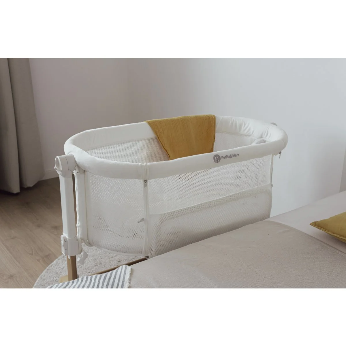Petite&Mars Postýlka dětská polohovatelná s funkcí kolébky Glory 2v1 Mocha Beige 