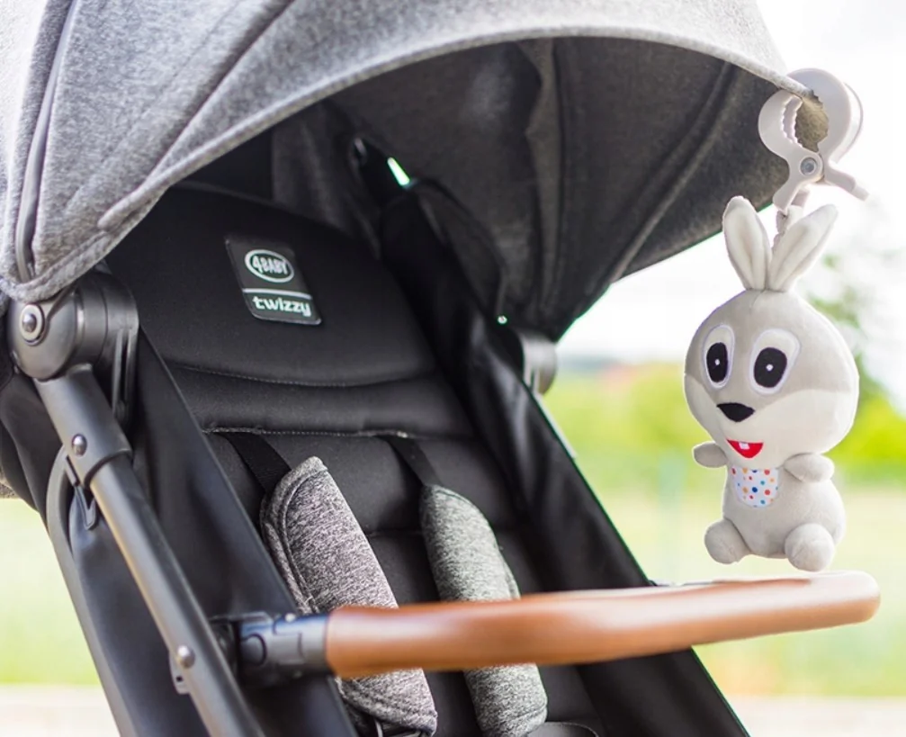4 BABY Závěsná plyšová hračka s pískátkem, Rabbit, šedá