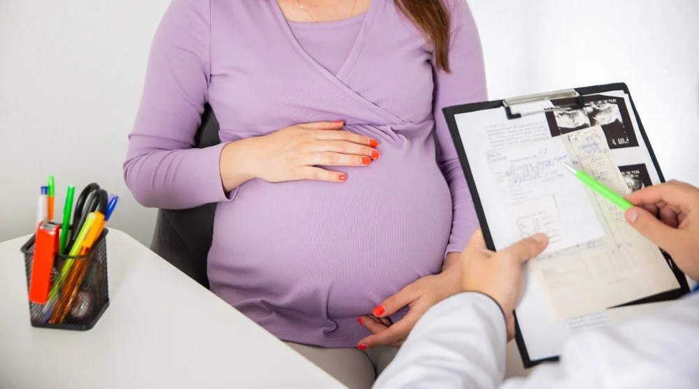Problém může nastat, pokud Rh negativní žena počne dítě s Rh pozitivním mužem. Problém může nastat, pokud Rh negativní žena počne dítě s Rh pozitivním mužem.