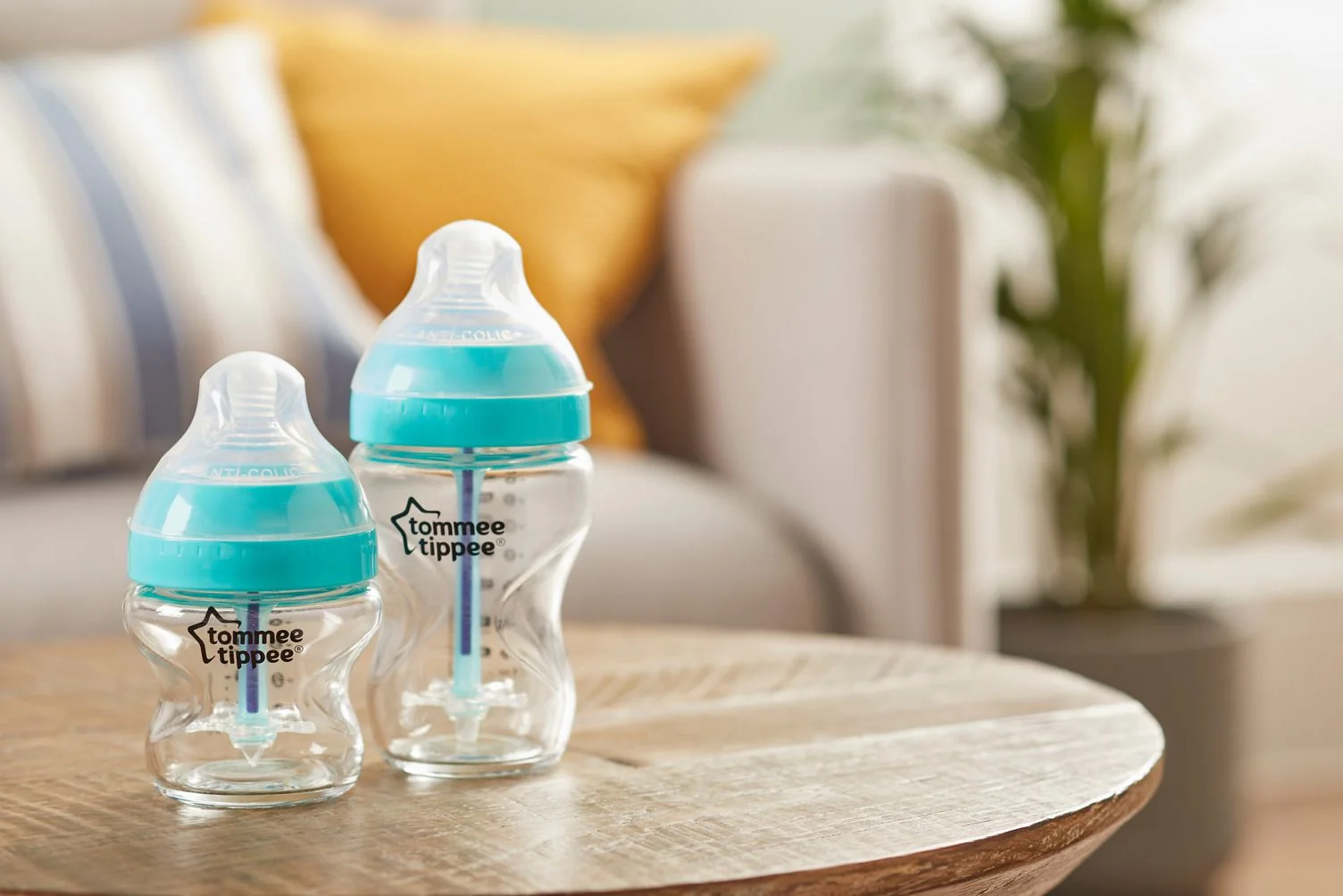 Tommee Tippee Kojenecká lahev ADVANCED ANTI-COLIC Střední průtok 3m+ 340 ml 1 ks