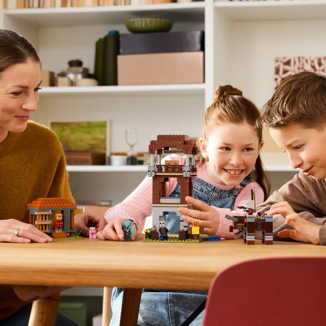 LEGO® Minecraft® 21278 Základna plenitelů a Ničitel