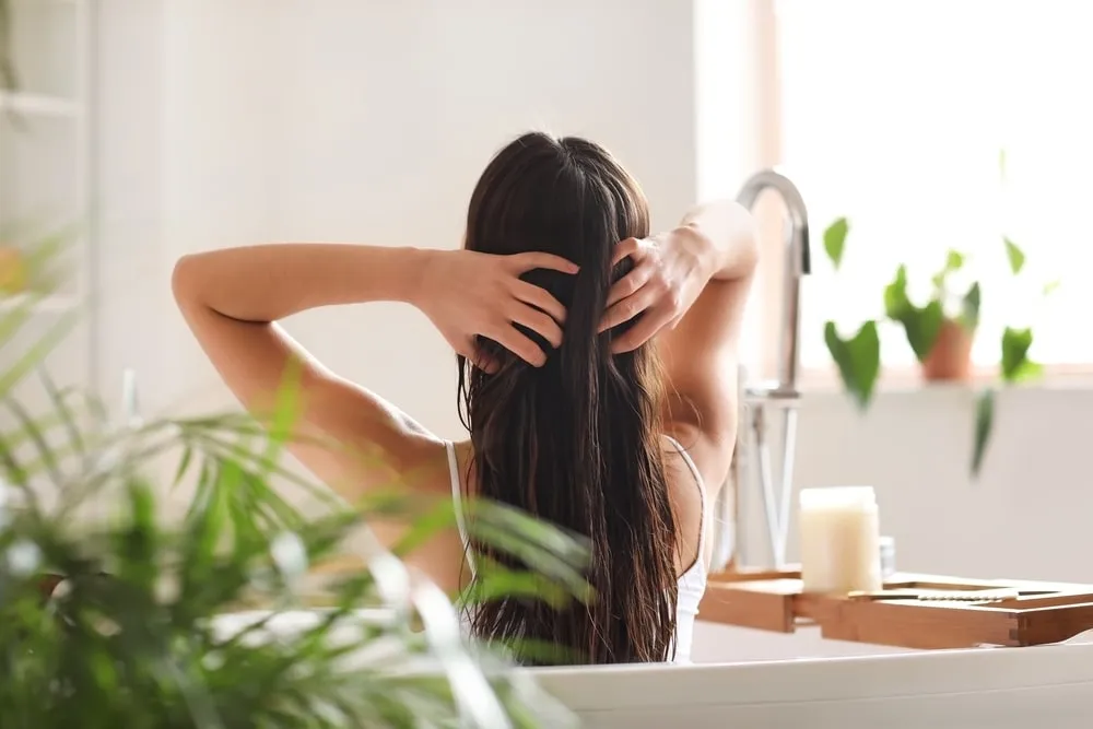 Vlasový olej jako součást noční rutiny péče o vlasy