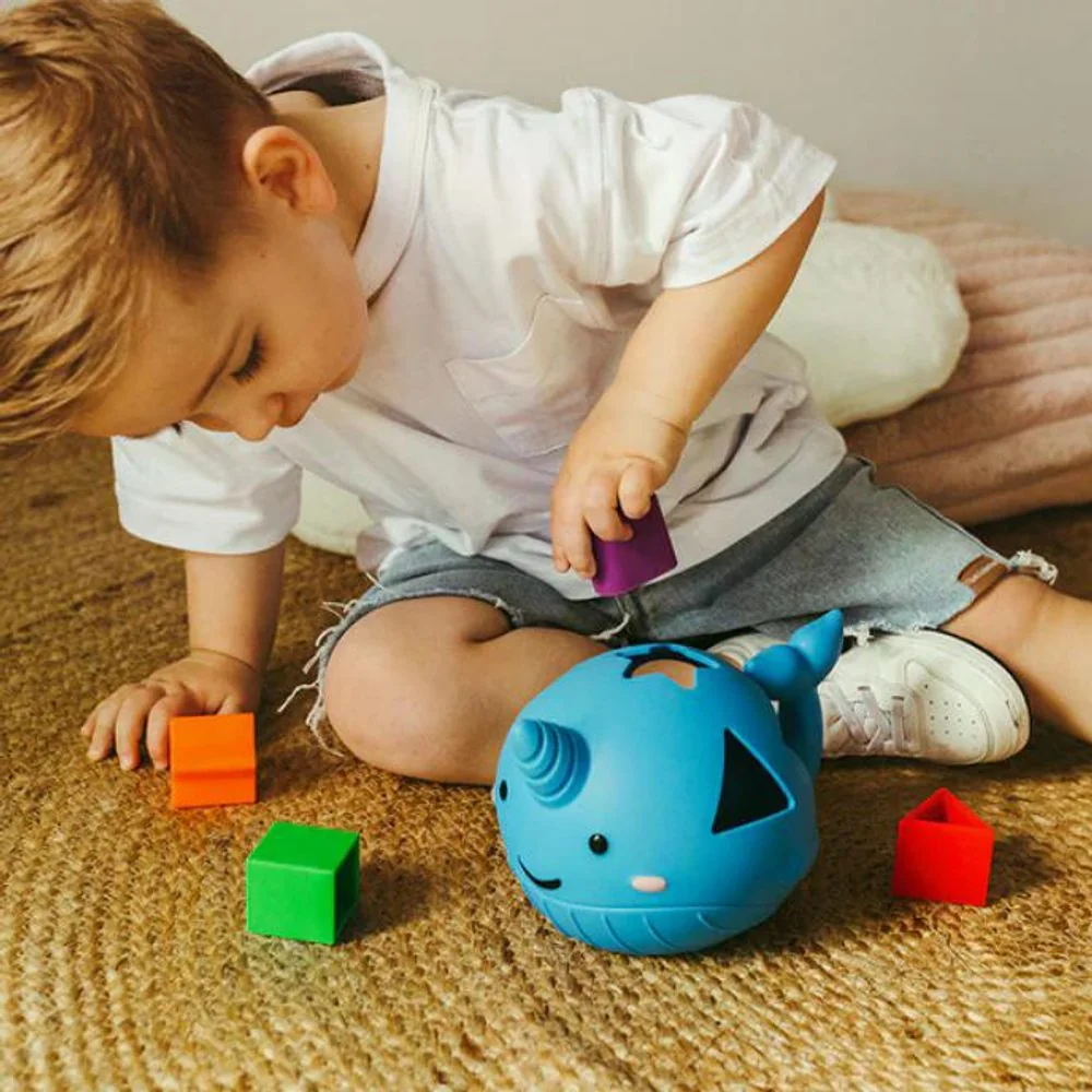 Jellystone Designs Silikonové třídění tvarů Narval, duhové