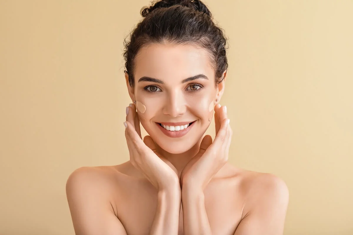 Tónovaný makeup s SPF ochranou poslouží také jako ochrana obličeje před sluncem.