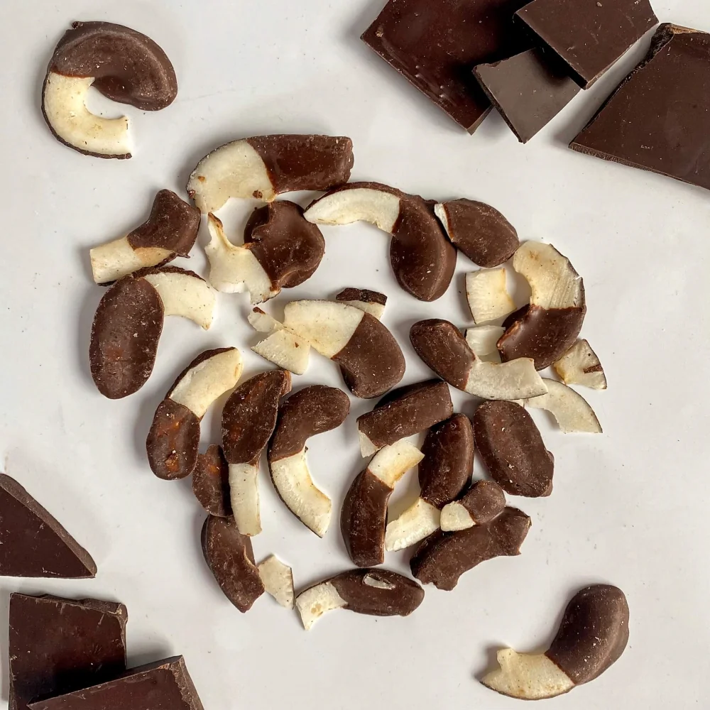 NATU Kokosové chipsy polomáčené 50% hořká čokoláda 140 g