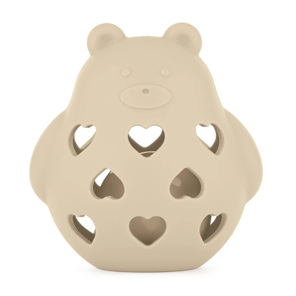Petite&Mars Bear Basil 0m+ silikonová hračka s chrastítkem 1 ks desert sand