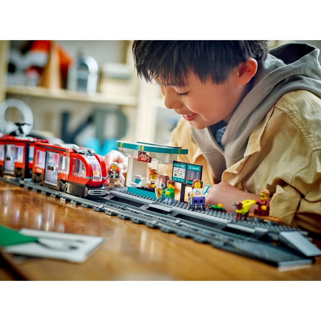 LEGO® City 60423 Tramvaj a zastávka v centru města