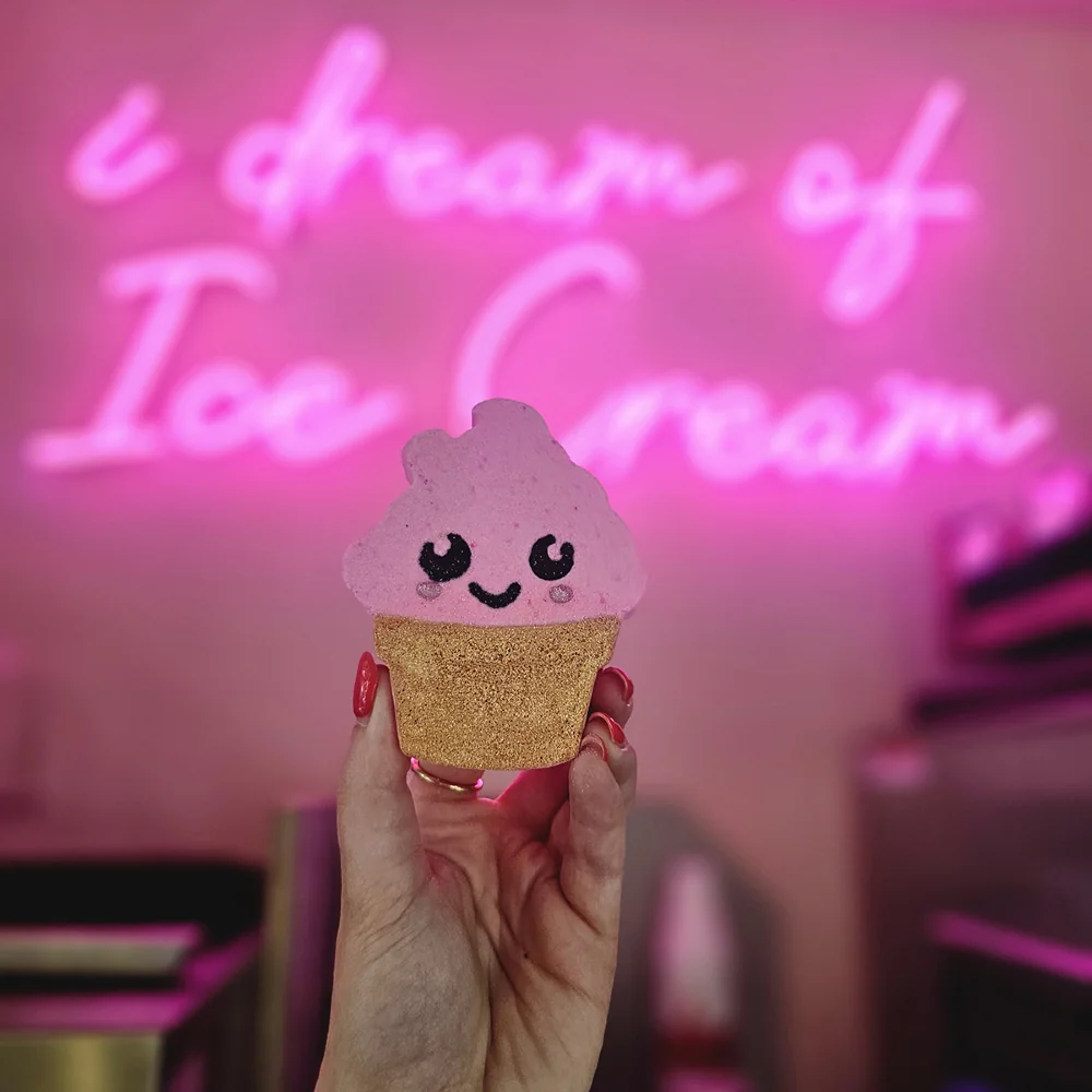 Bomb Cosmetics Šumivá bomba do koupele Isla the Ice Cream 150 g