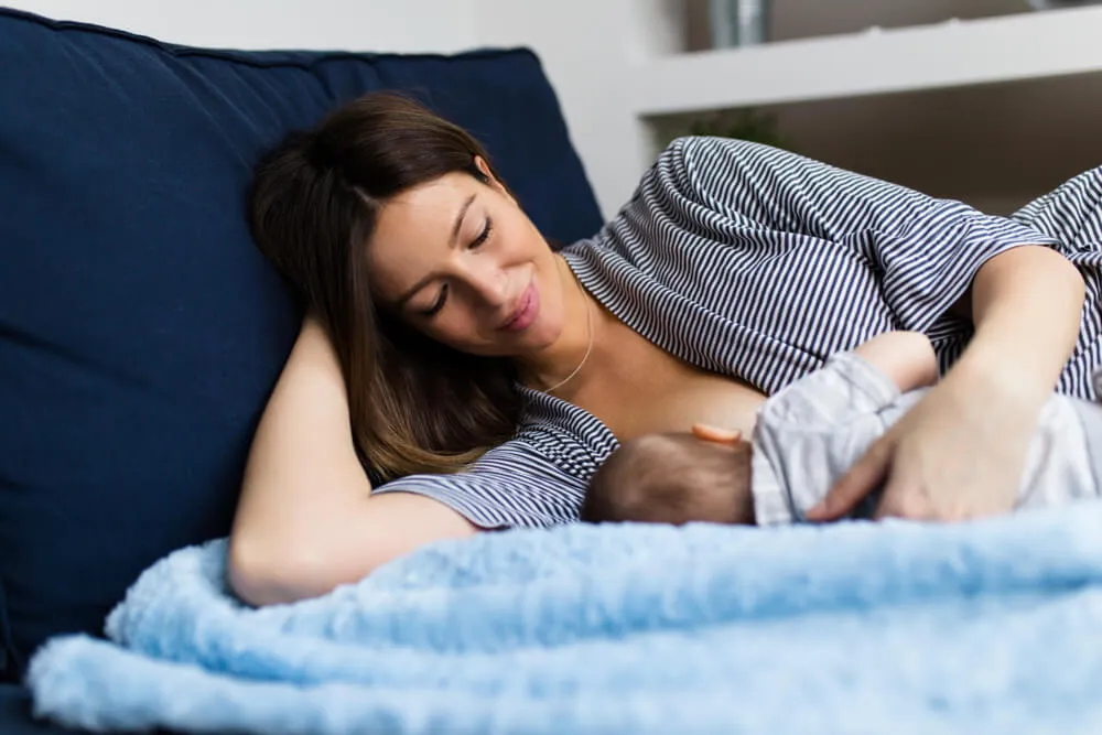 I nesprávná poloha matky vůči novorozenci může být příčinou problémů s kojením.