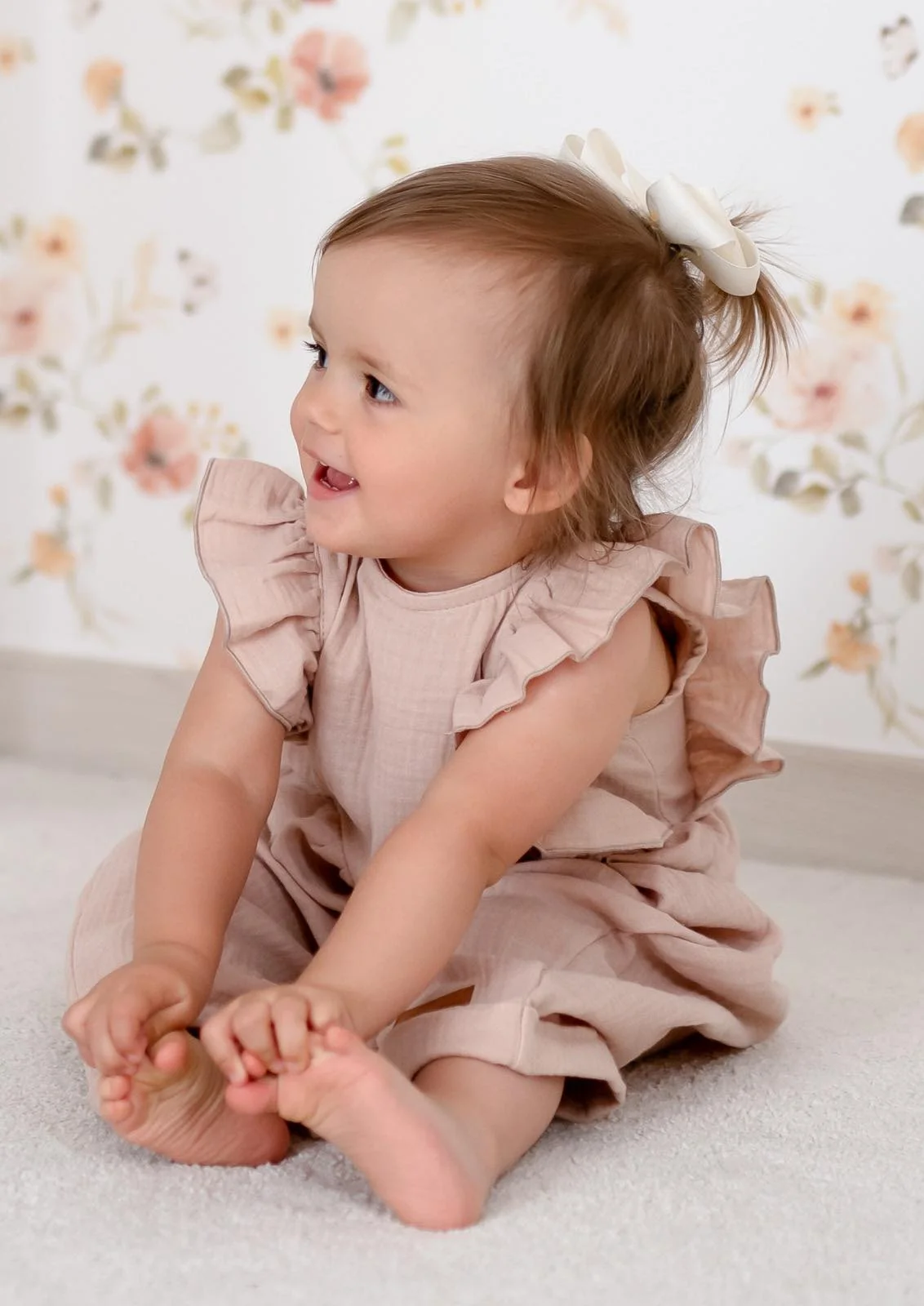 Baby Nellys Letní mušelínový overálek pro holčičky s volánkem Star - béžový, vel. 110
