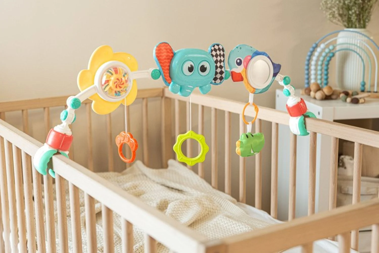 Toyz Senzorický oblouk Slon – zrcátko, chrastítka, 0–18m