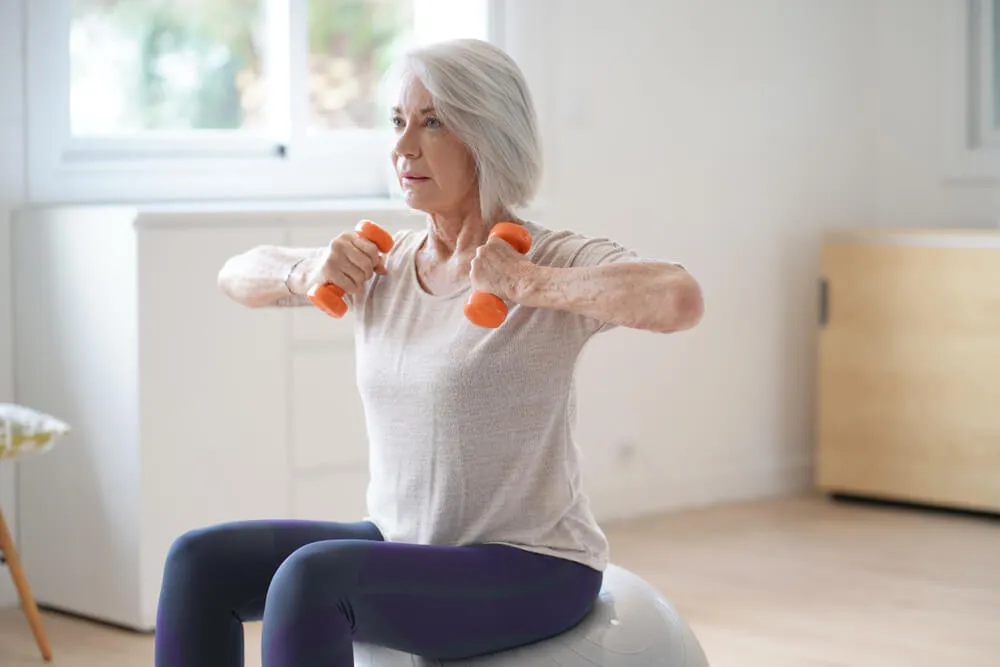 Žena po menopauze a prevence osteoporózy pravidelným pohybem.