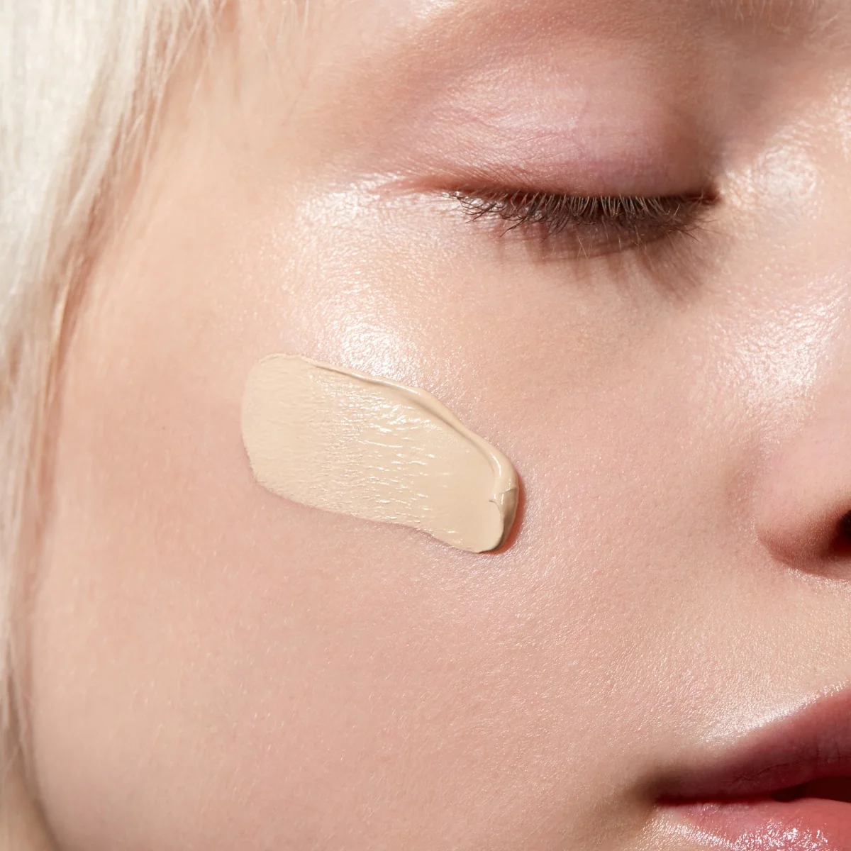 MÁDARA Skinonym Porcelain polomatný make-up s peptidy 30 ml