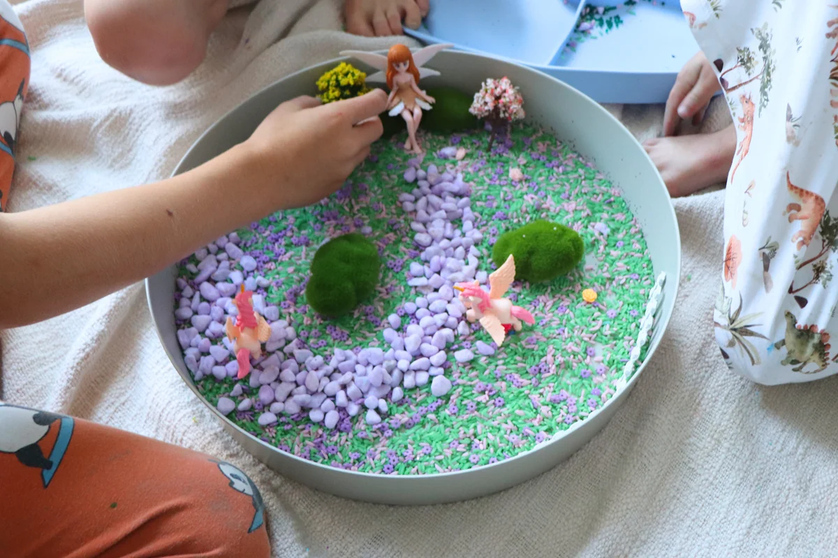 Jellystone Designs Senzorický třídící tác Play Tray, zelený