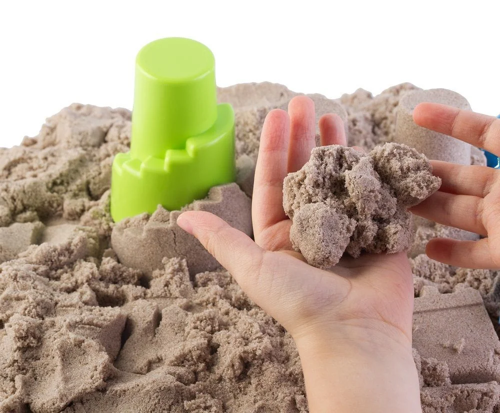 Adam Toys Kinetický písek - přírodní - 3kg + formičky + pískoviště, Adam Toys