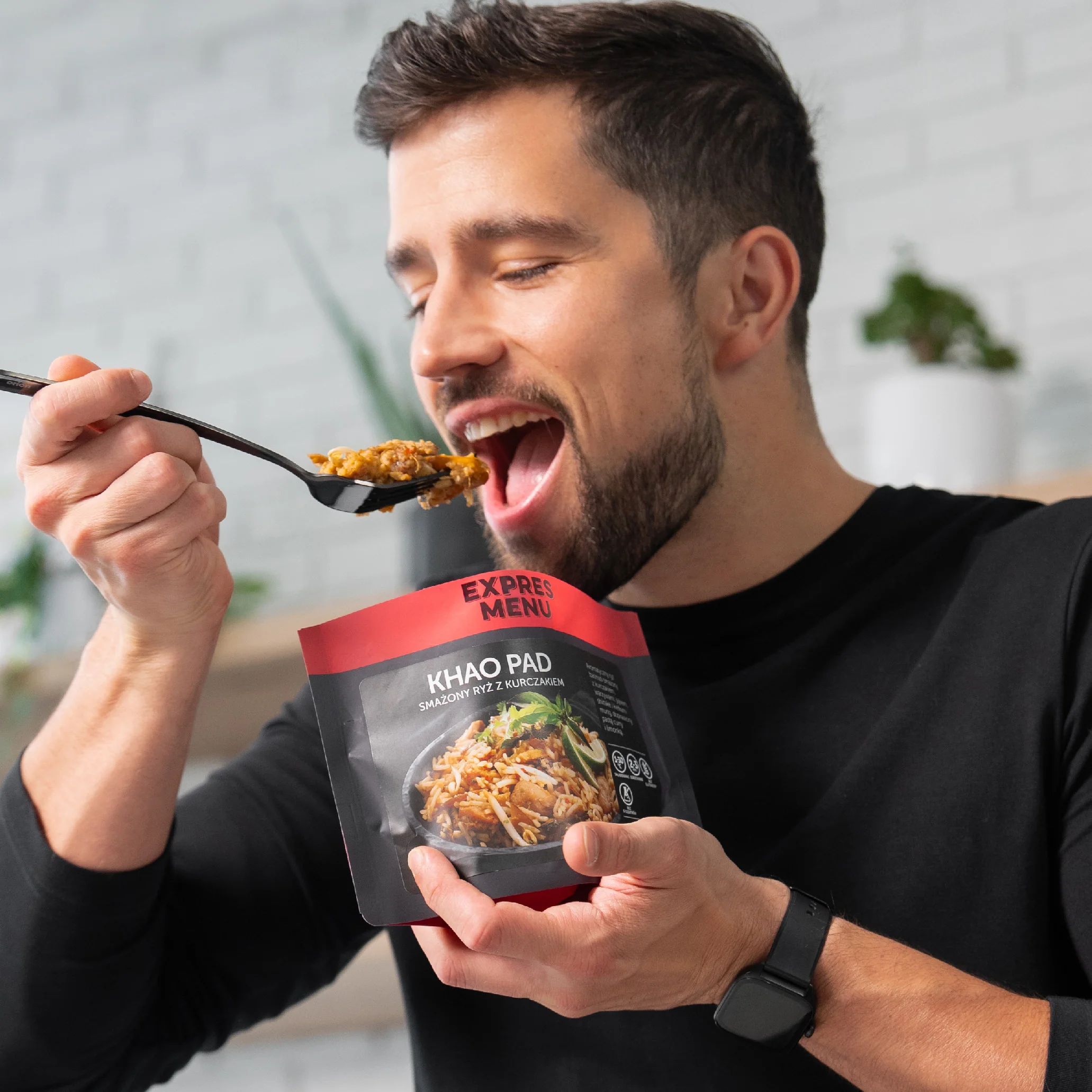 EXPRES MENU Khao Pad - smažená rýže s kuřecím masem 300 g (1 porce)