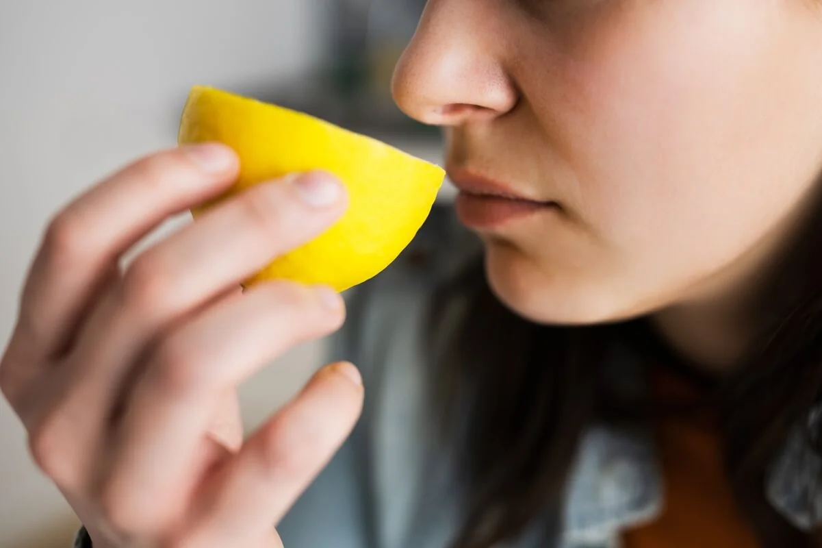 Žena s hyposmií praktikuje 2x denně čichový trénink. Žena s hyposmií praktikuje 2x denně čichový trénink.