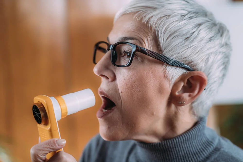 Pacientka s CHOPN při spirometrickém vyšetření. Pacientka s CHOPN při spirometrickém vyšetření.