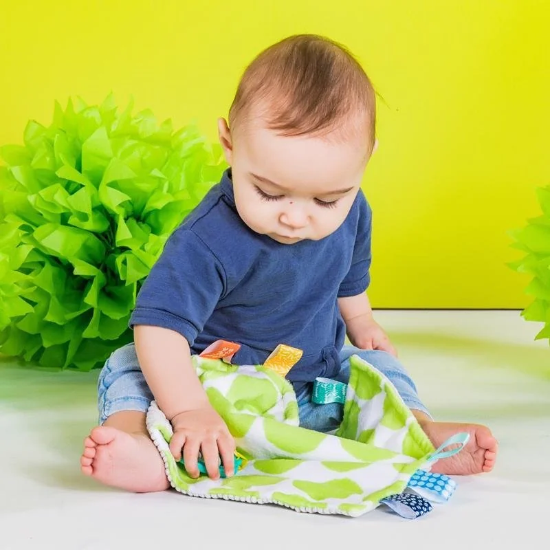 Brightstarts Mazlící dečka na C kroužku Little Taggies zelené tečky 0 m+