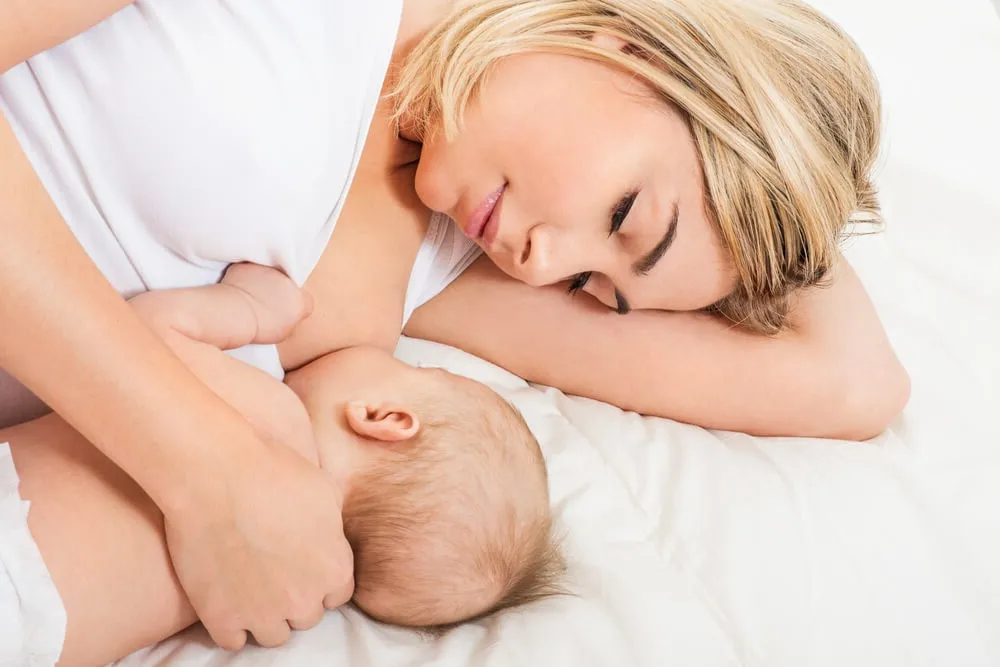 Úlevu při kašli v období kojení mohou přinést i inhalace nebo kloktání minerální vody.