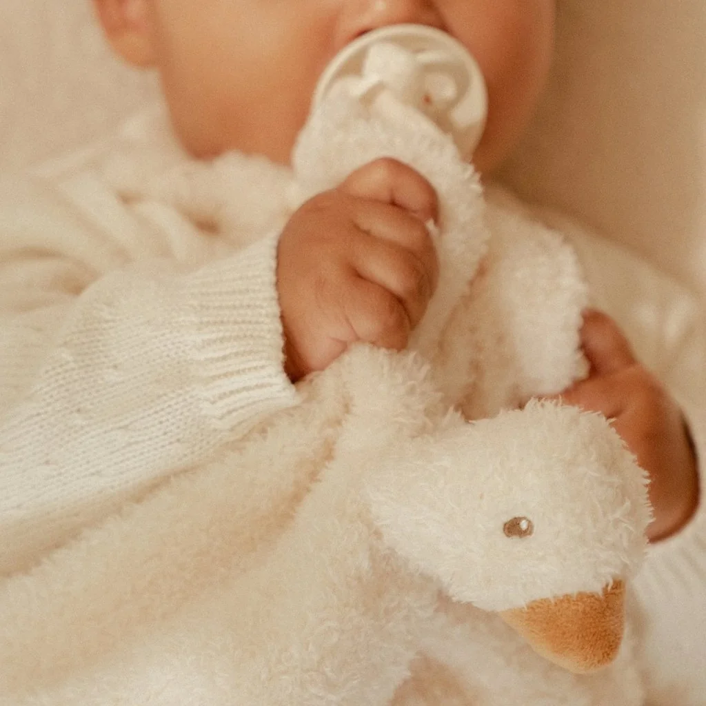 Little Dutch Králíček plyšový s aktivitami Newborn Naturals