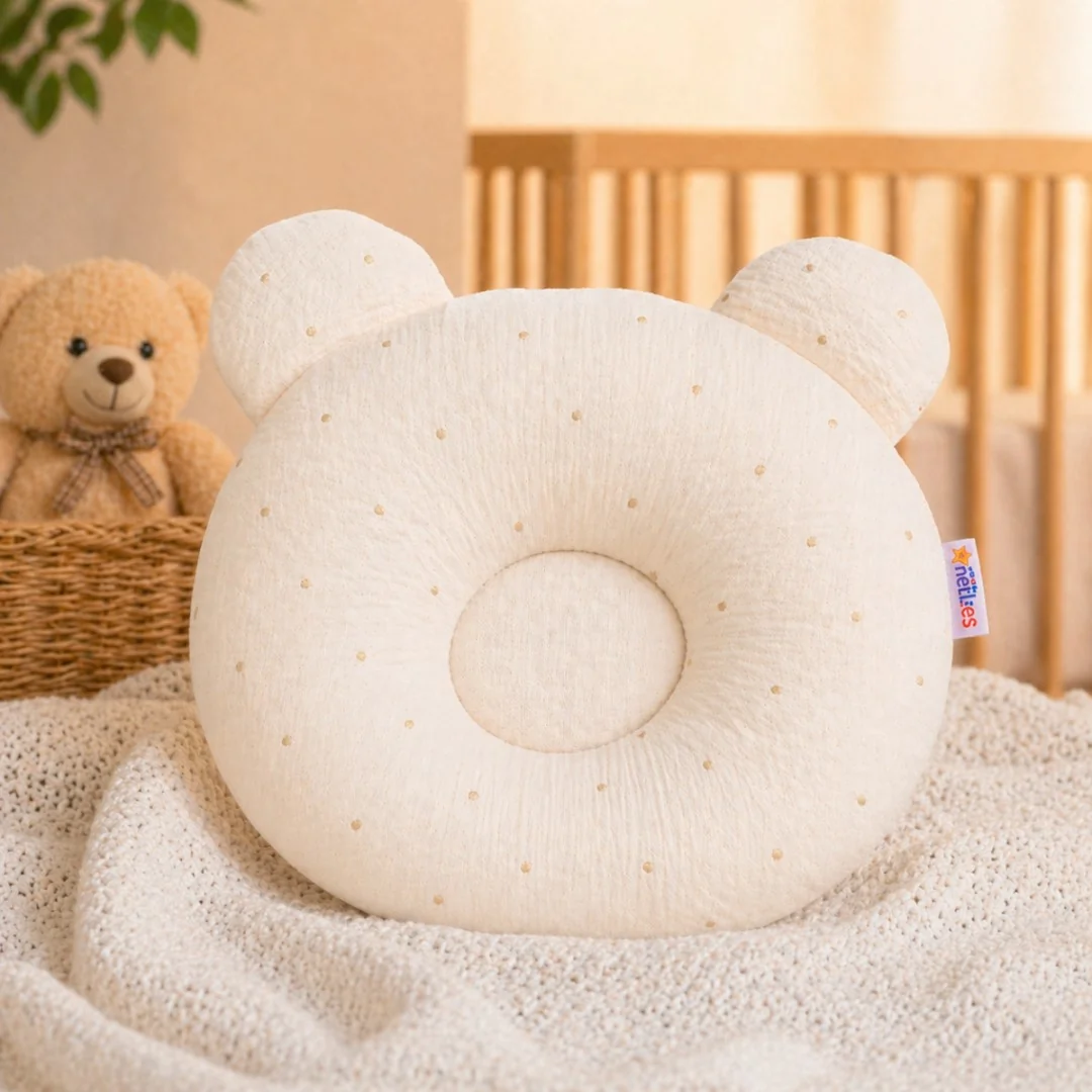 Baby Nellys Mušelínový tvarovaný polštářek Zlaté tečky, béžová
