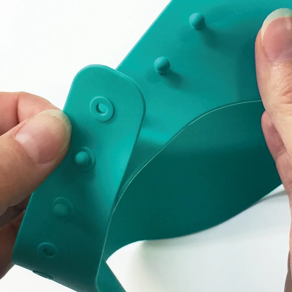 Bblüv Silikonový kšilt na mytí hlavy Käp 1 ks Aqua