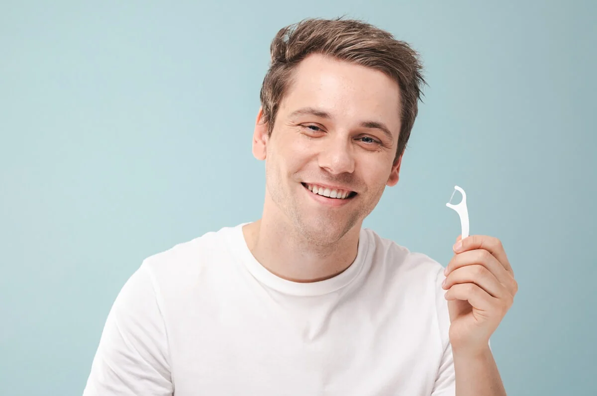 Mezizubní pomůcky, jako jsou mezizubní kartáčky či dentální nitě, pomáhají prevenci zánětu dásní. Mezizubní pomůcky, jako jsou mezizubní kartáčky či dentální nitě, pomáhají prevenci zánětu dásní.