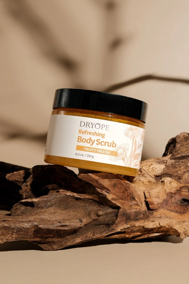 DRYOPE Fruity Freesia osvěžující body scrub 230 g