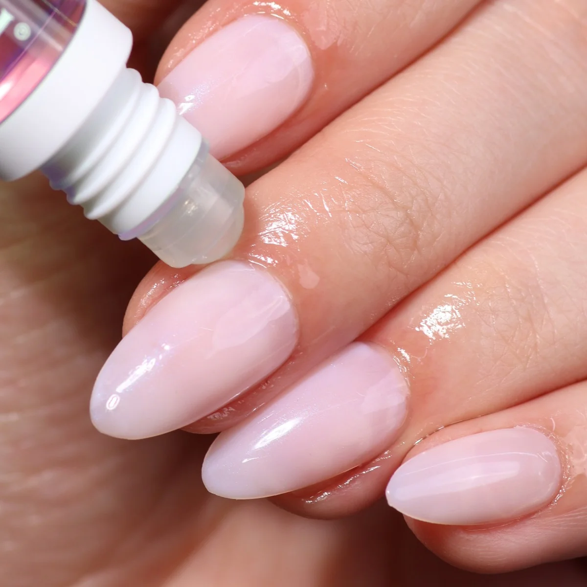 Londontown kur Roll&Glow Cuticle Oil Dragonfruit olej na nehtovou kůžičku 6 ml