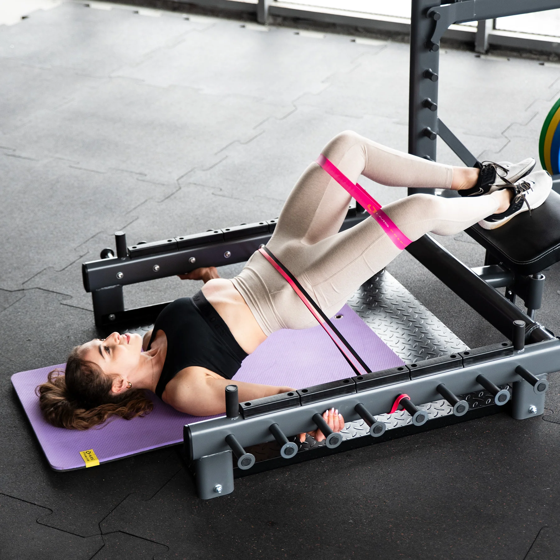 HMS Multifunkční stojan s platformou pro zvedání činek a Hip Thrust SMP01