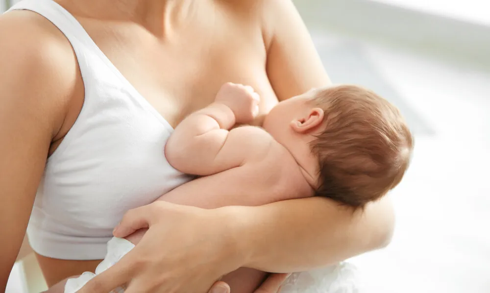 Bolest prsu při kojení bývá často výrazná až nesnesitelná, jednou z příčin je ucpání mlékovodu.