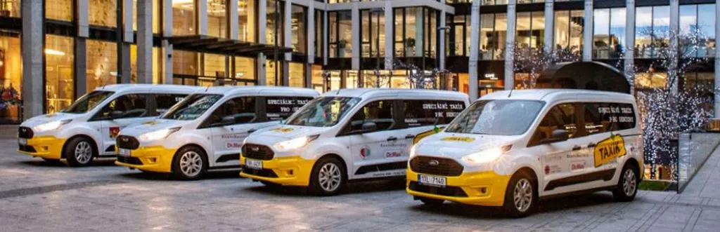 Ve čtyřech dalších městech začne sloužit speciální taxi pro seniory. Taxík Maxík už bude pomáhat na dvanácti místech ČR