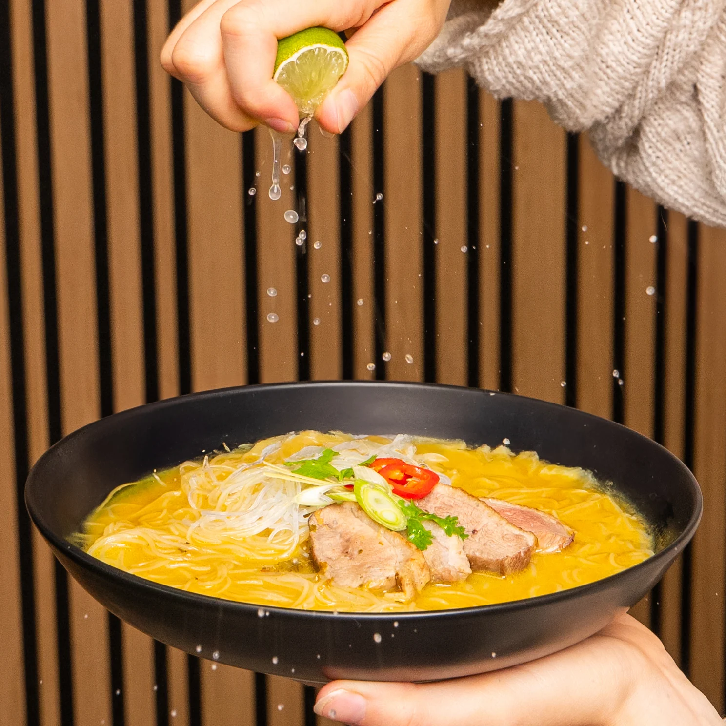EXPRES MENU Khao Soi - Thajská nudlová polévka s kachním masem 330 g (1 porce)