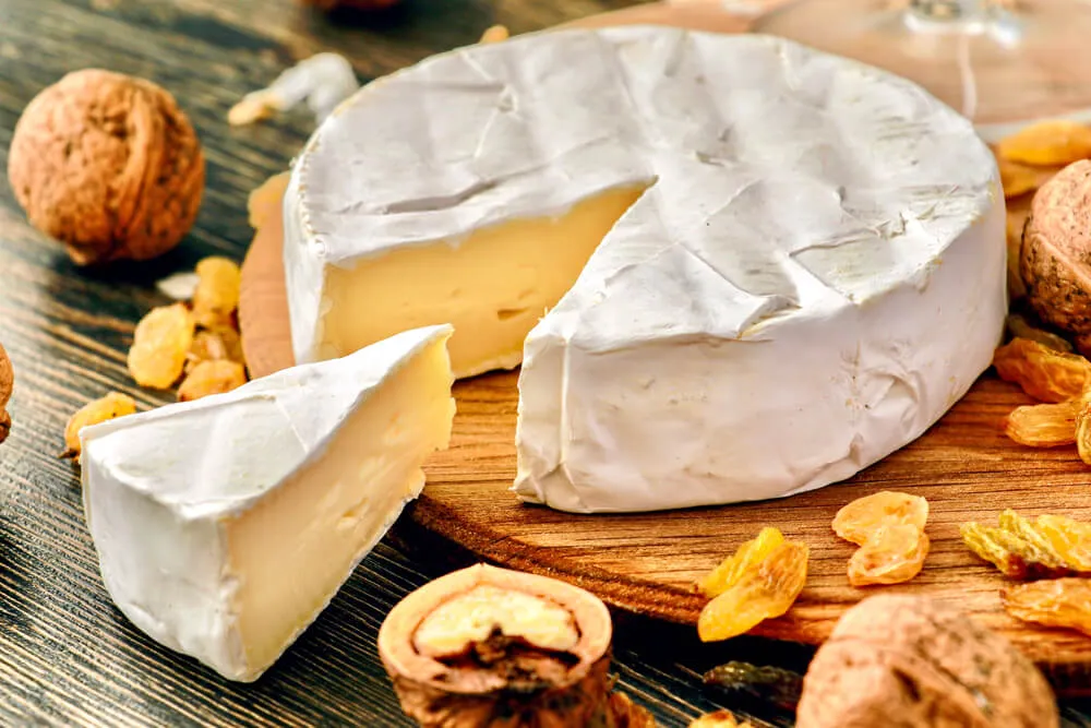 Histaminová intolerance vyžaduje omezení potravin s vysokým obsahem histaminu, např. sýru ementál a camembert.