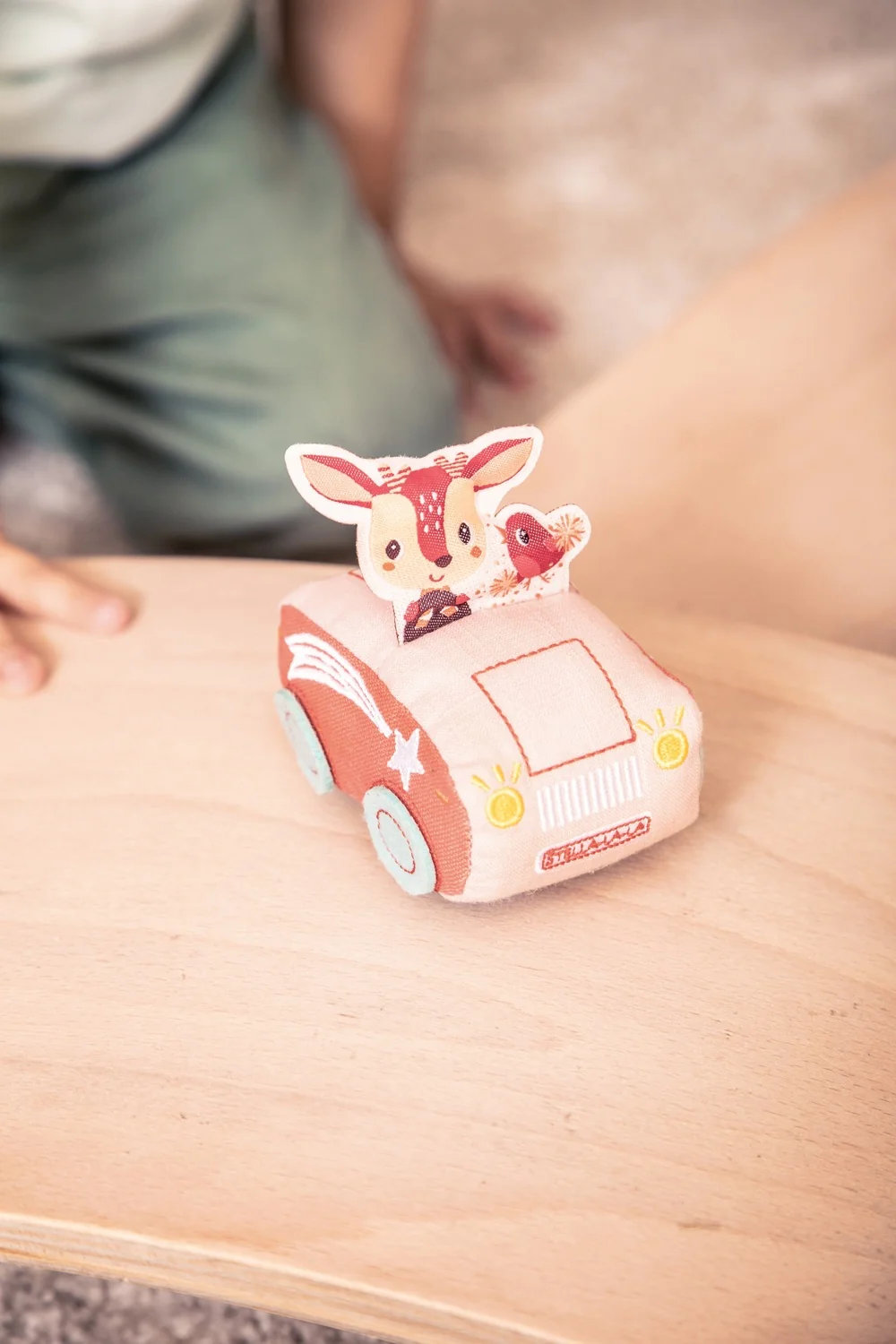 Lilliputiens Pull-back autíčko s jelínkem Stellou 