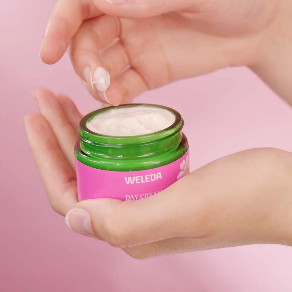 Weleda Rozjasňující denní krém Divoká růže a Bílý čaj BIO 40 ml