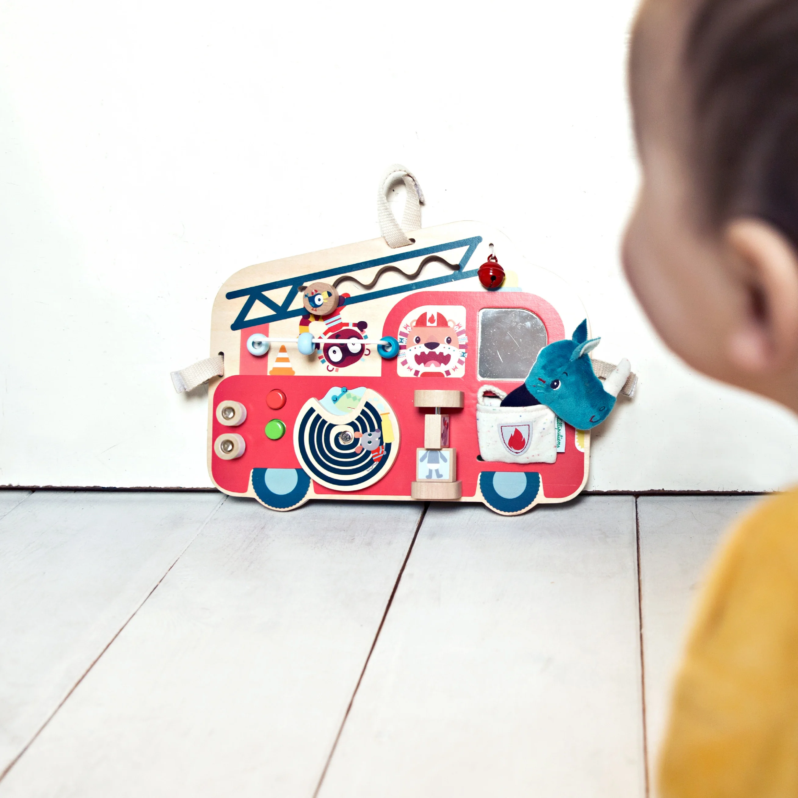 Lilliputiens dřevěný panel s aktivitami  - hasičský vůz
