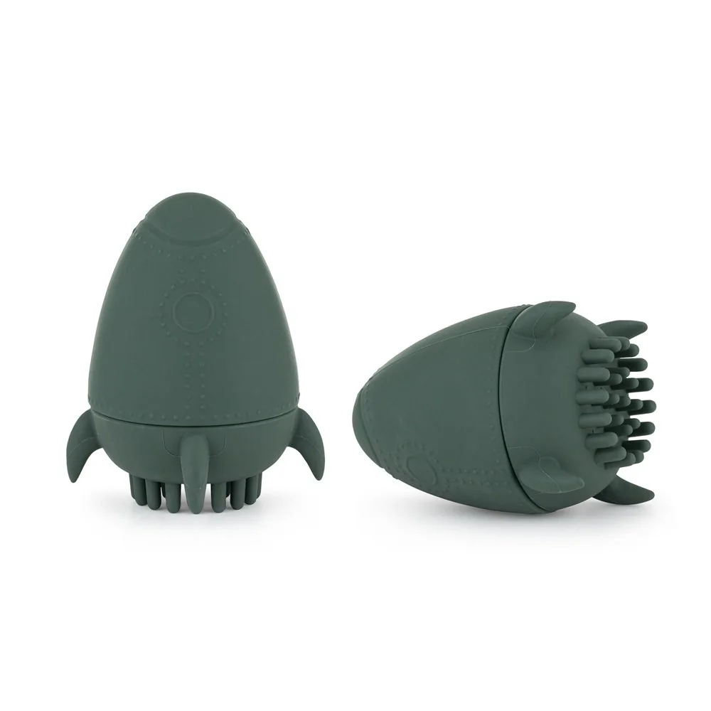 Petite&Mars Hračka silikonová do vody s kartáčkem Splashy Rocket Misty Green 6m+