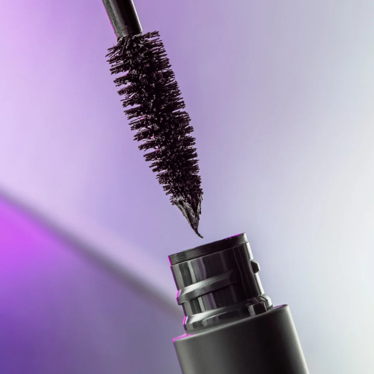 MÁDARA Come Closer řasenka pro nekonečně dlouhé řasy 6 ml