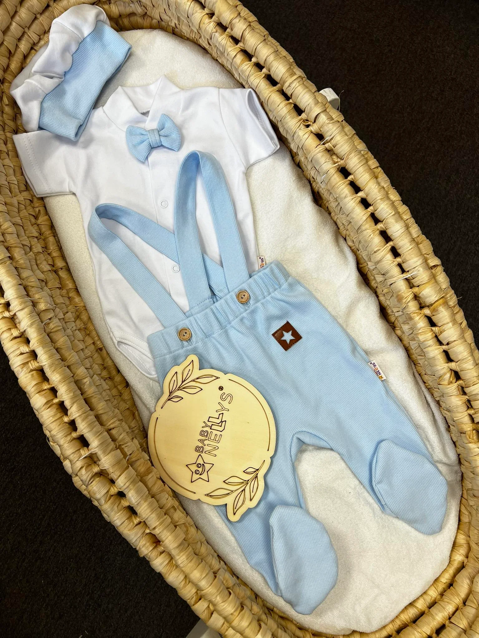Baby Nellys Souprava Gentleman 3D, body kr. rukáv, polodupačky s láclem, čepička