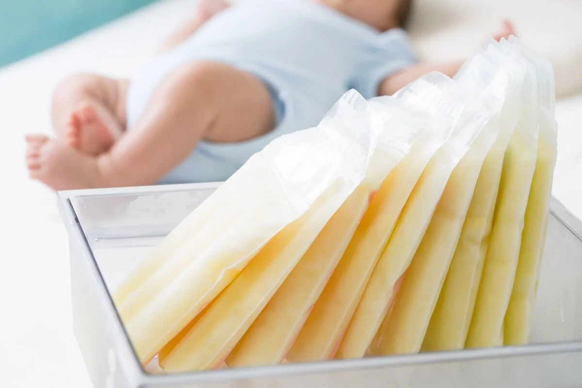 Nejpraktičtější je uchování mateřského mléka v mrazničce. Nejpraktičtější je uchování mateřského mléka v mrazničce.