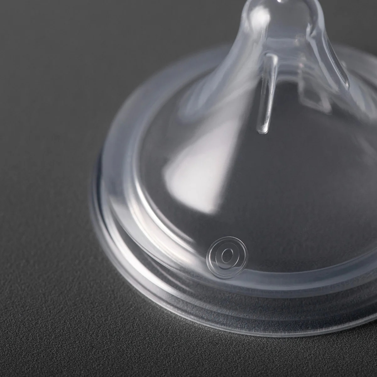 Tommee Tippee Natural Start Anti-Colic Trojúhelníková savička na lahev extra pomalý průtok 0m+ 2 ks