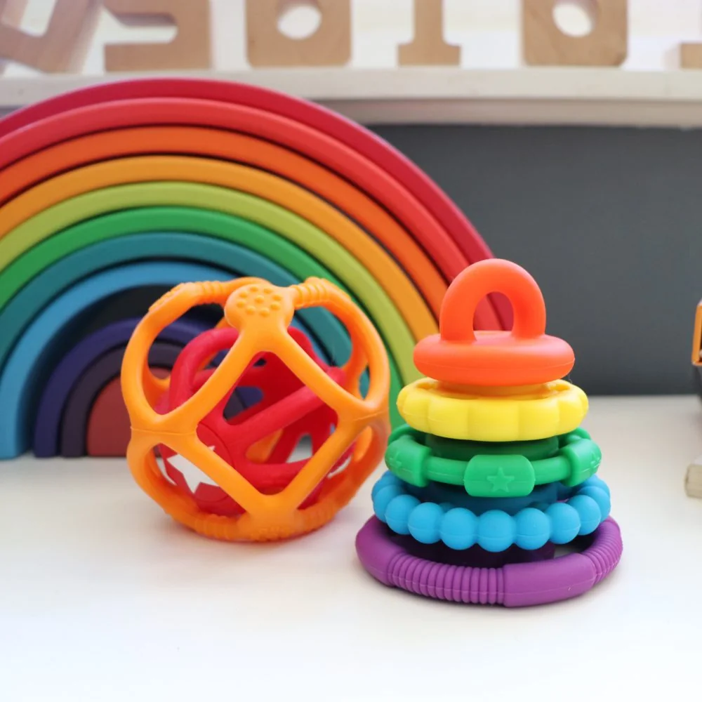 Jellystone Designs Skládací pyramida s kousátky, duhová