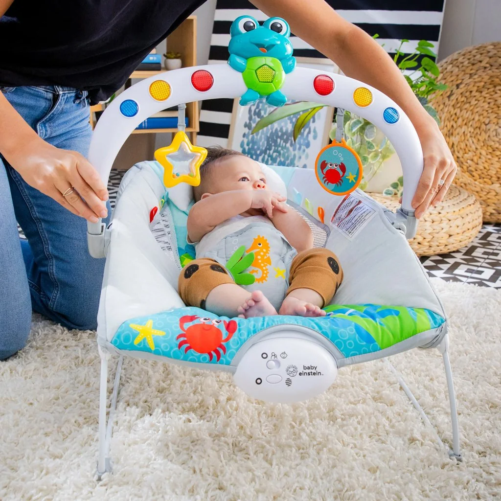 Baby Einstein Lehátko hudební vibrační se světly Kick to It Neptune do 9 kg
