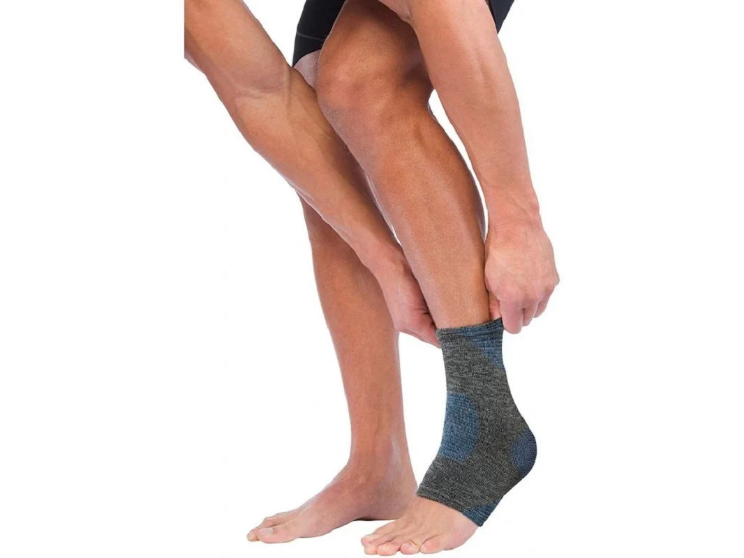 Mueller 4-Way Stretch Premium Knit Ankle Support, bandáž na kotník, M/L Velikost: M/L
