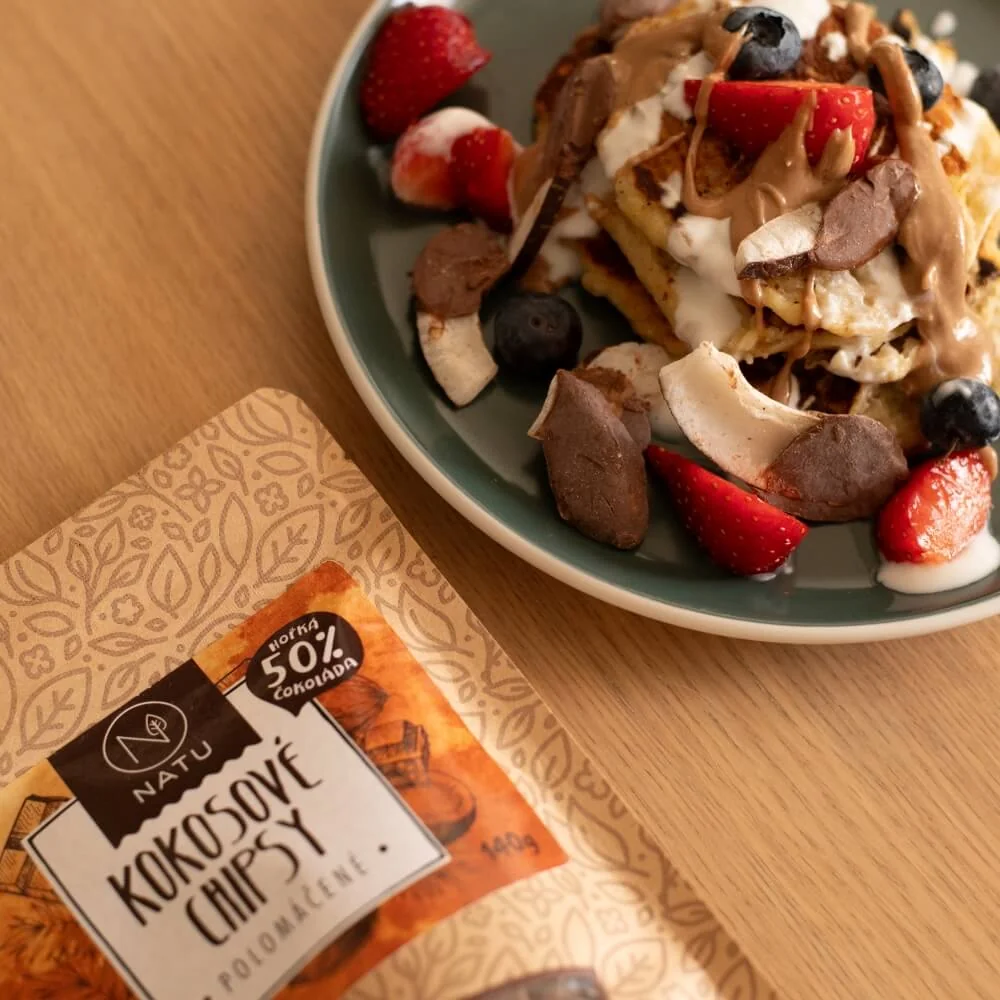 NATU Kokosové chipsy polomáčené 50% hořká čokoláda 140 g