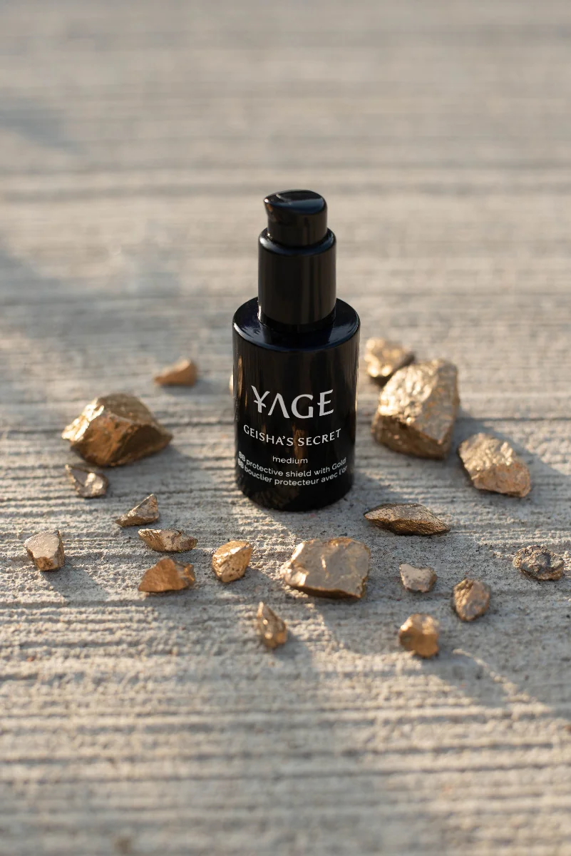 YAGE Geisha Secret SPF15 odstín střední BB krém se zlatem proti pigmentaci 30 ml