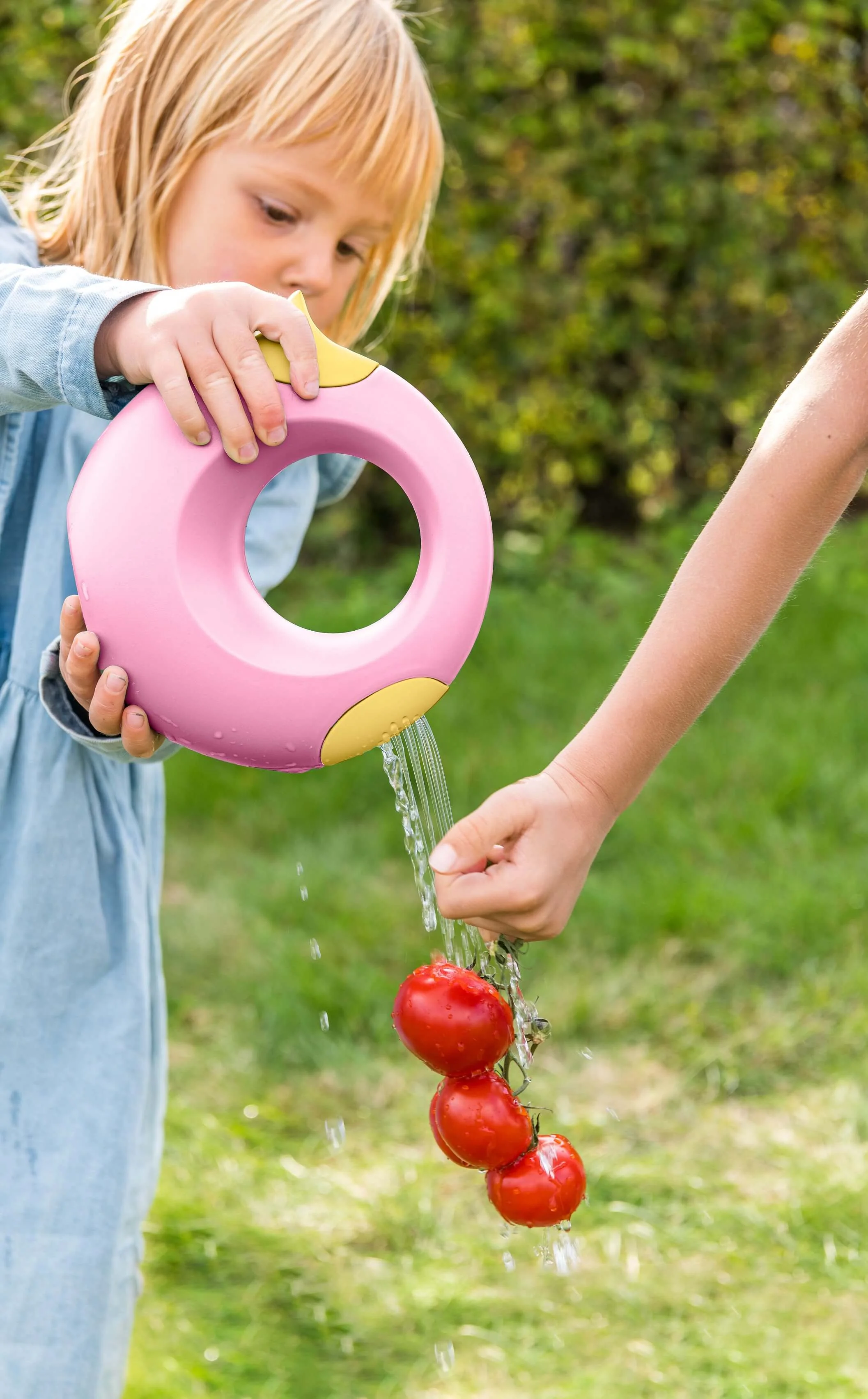 Quut Zahradní set - míč, konvička, hrabičky, lopatka - žlutá a růžová